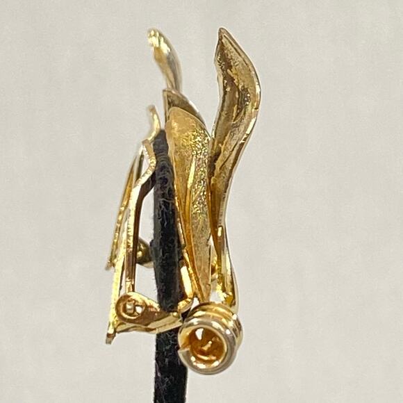 Marvela Earrings Gold Tone Leaf Design Clip Ons - Picture 2 of 6